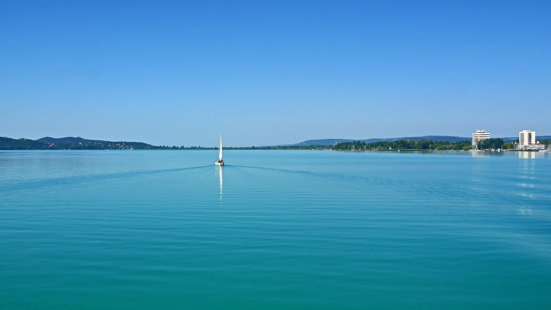 Vitorláshajó a Balatonon Balatoni vitorlás